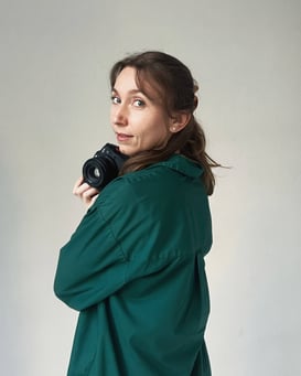 Portrait of NYC photographer Meredith Hart with her camera, copyright Meredith Hart Photography September 2026
